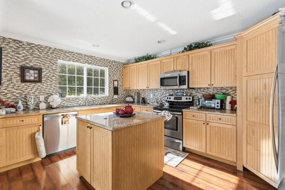 2640 WAYMEYER DRIVE — photo 9 of 33