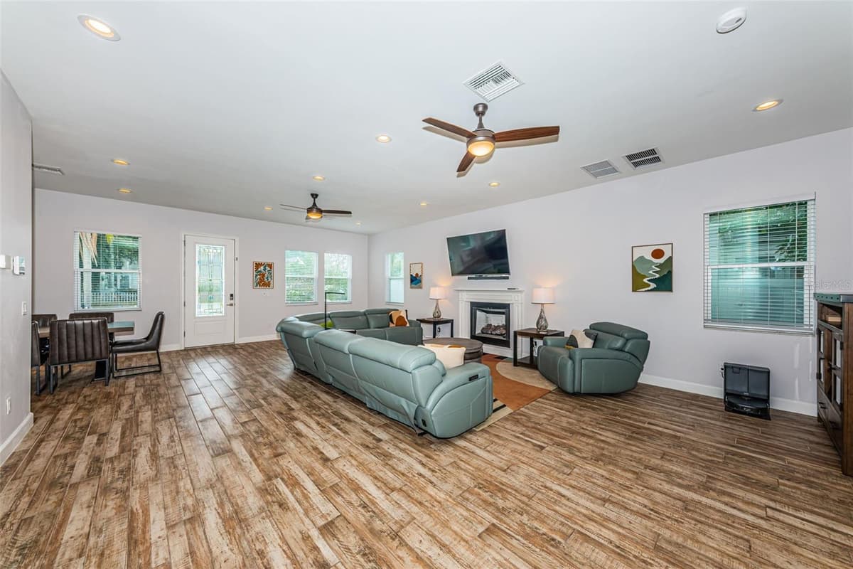 2430 6TH AVENUE — photo 7 of 46