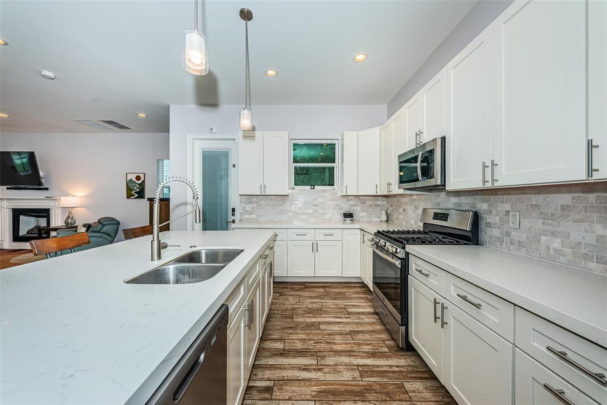 2430 6TH AVENUE — photo 14 of 46