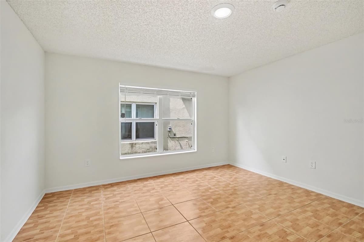 1093 AMANDA KAY CIRCLE — photo 3 of 17