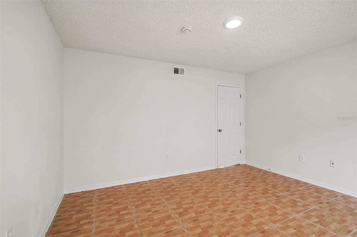 1093 AMANDA KAY CIRCLE — photo 2 of 17
