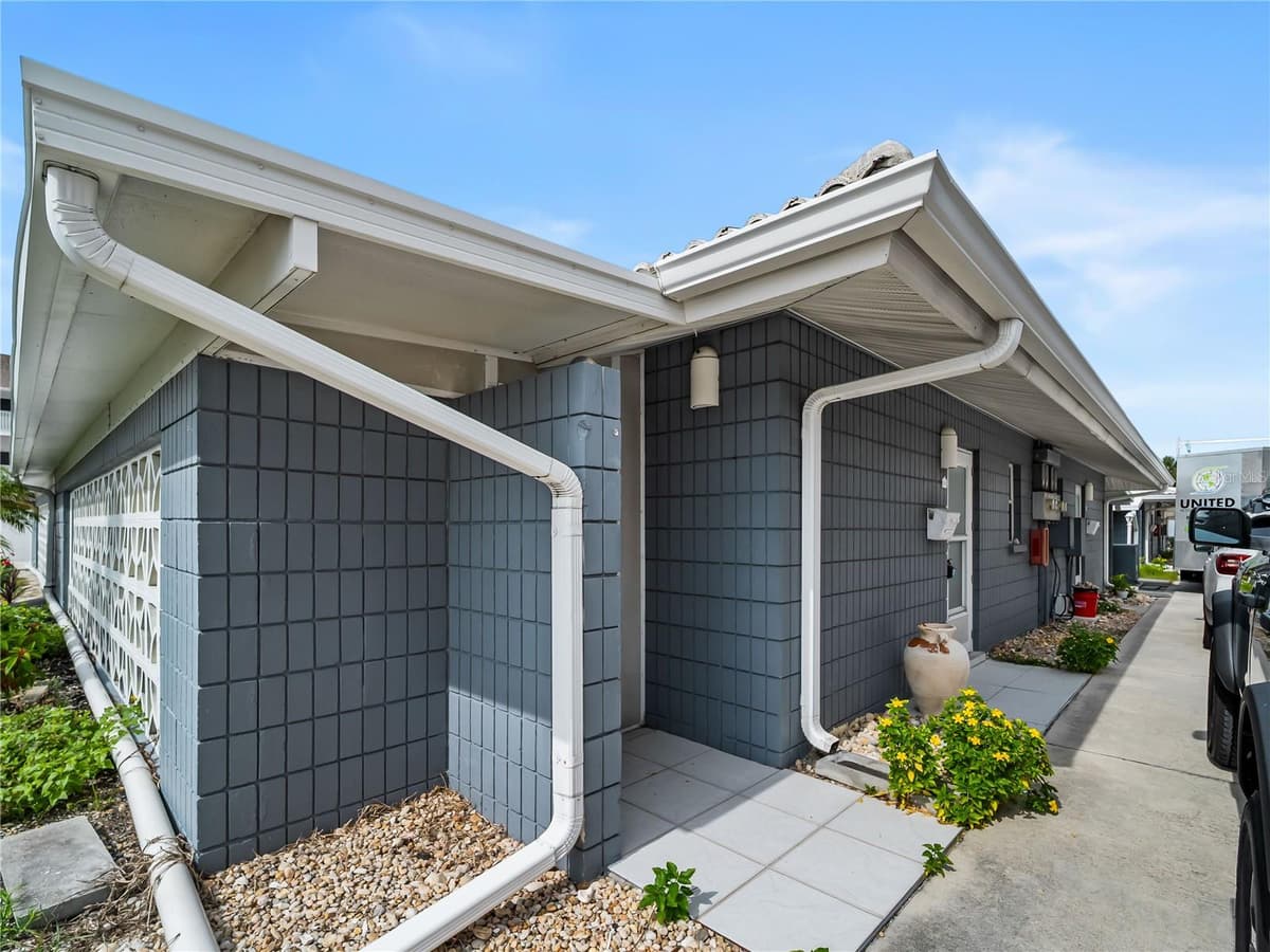 1205 TARPON CENTER DRIVE — photo 2 of 40