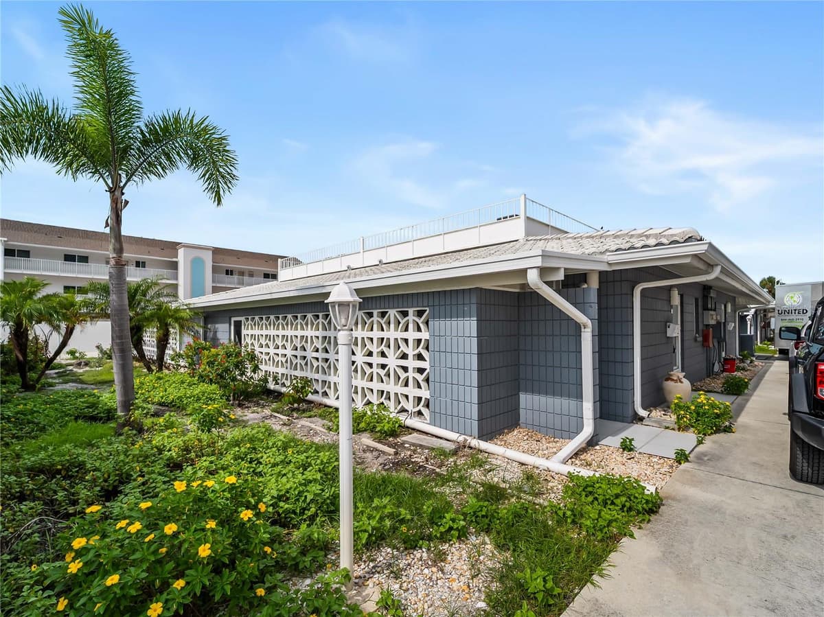 1205 TARPON CENTER DRIVE — photo 27 of 40