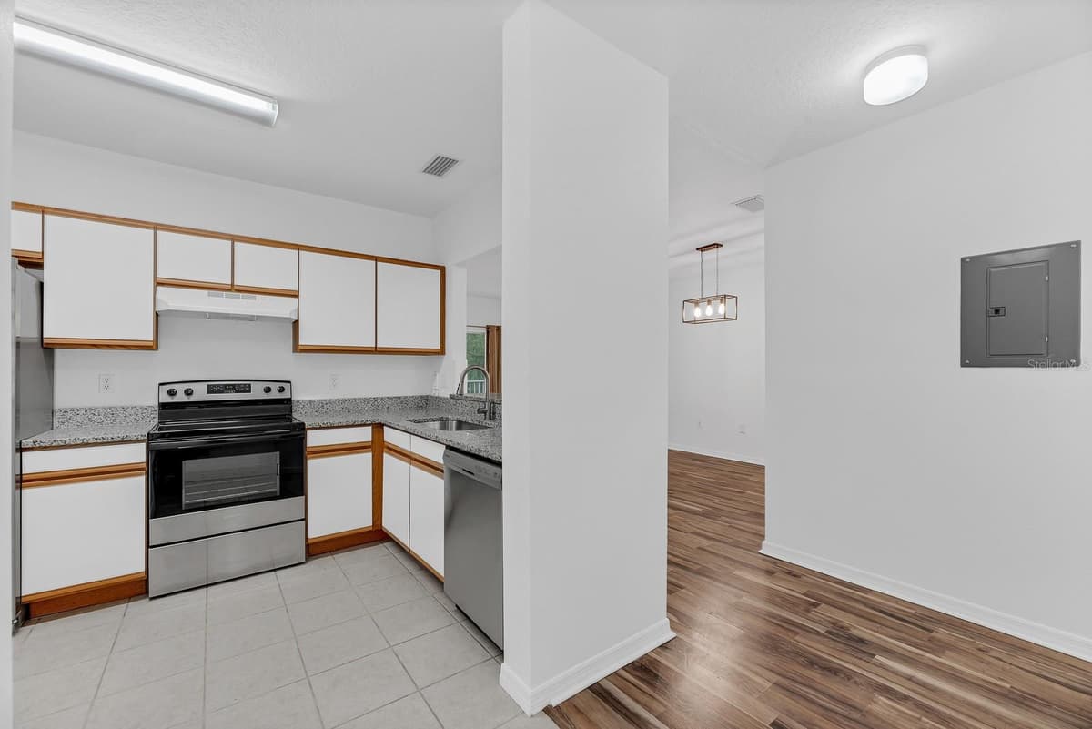6014 PORTSDALE PLACE — photo 3 of 21