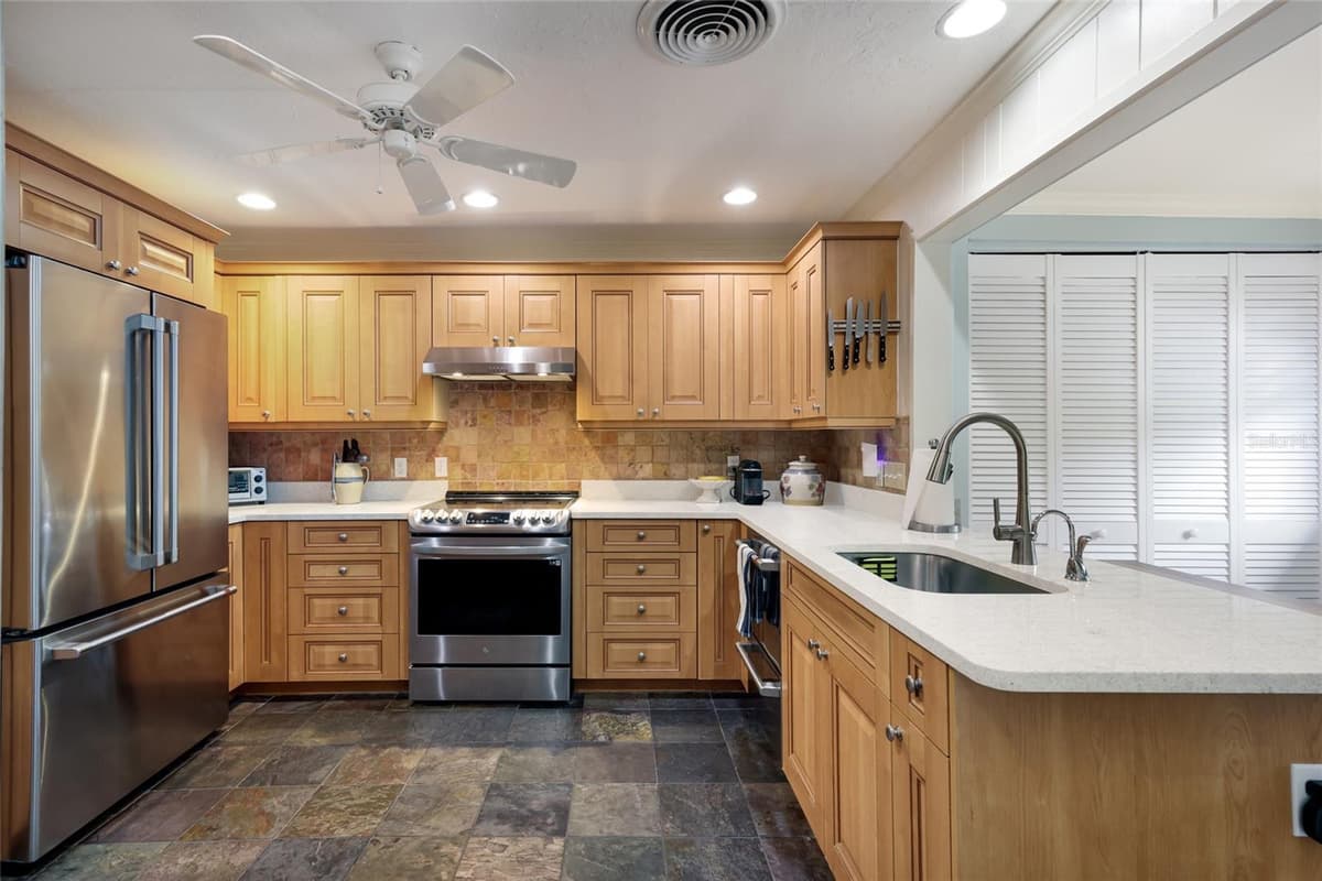2070 HYDE PARK STREET — photo 17 of 50