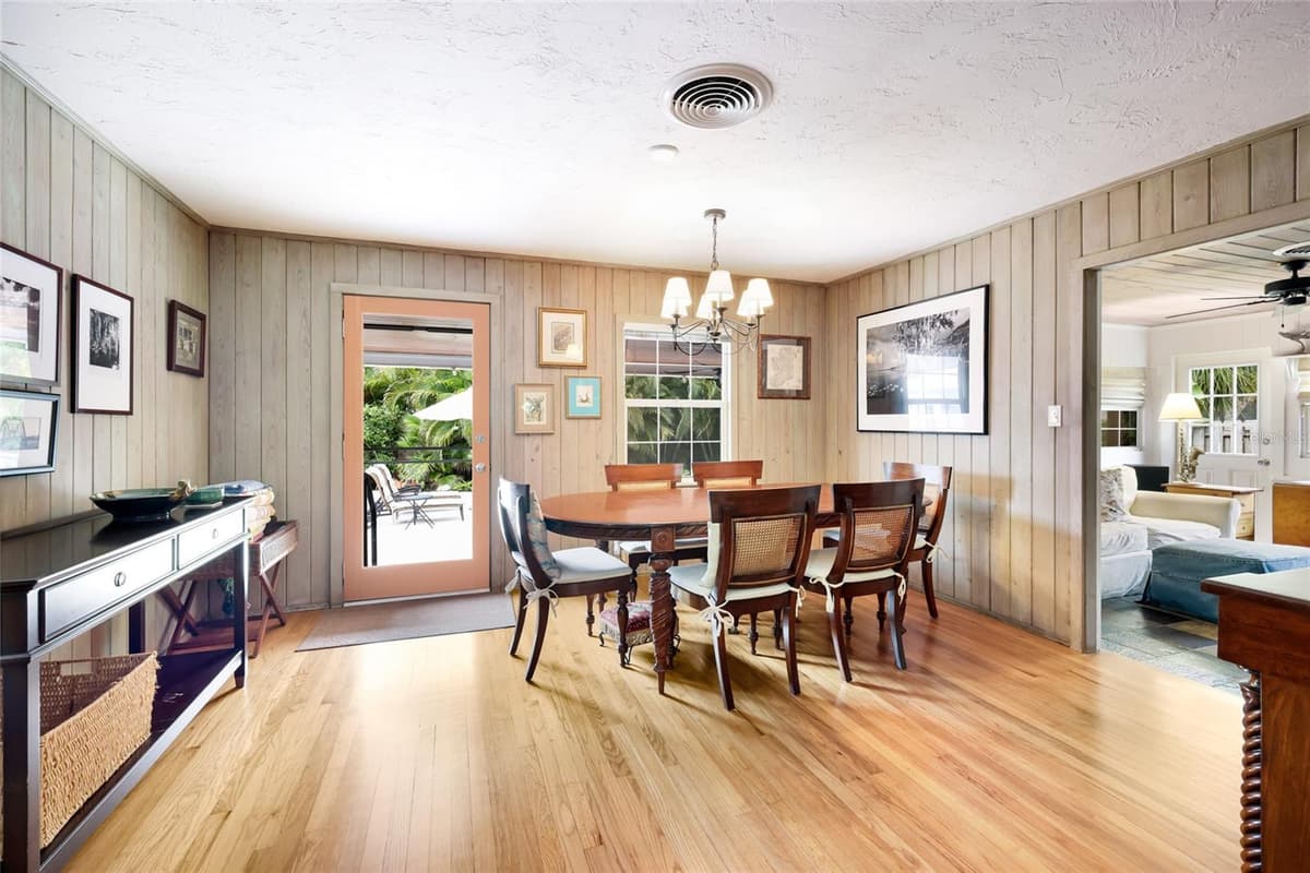 2070 HYDE PARK STREET — photo 11 of 50