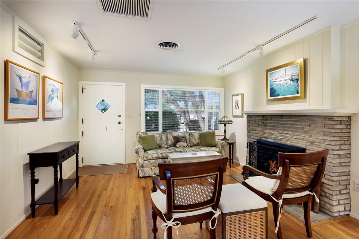 2070 HYDE PARK STREET — photo 8 of 50