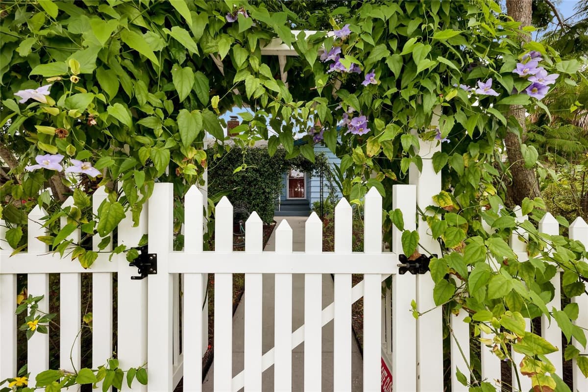 2070 HYDE PARK STREET — photo 4 of 50