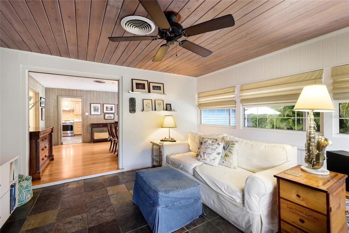 2070 HYDE PARK STREET — photo 16 of 50