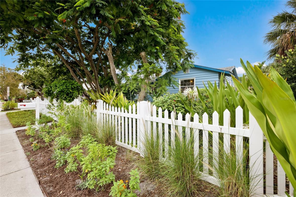2070 HYDE PARK STREET — photo 5 of 50