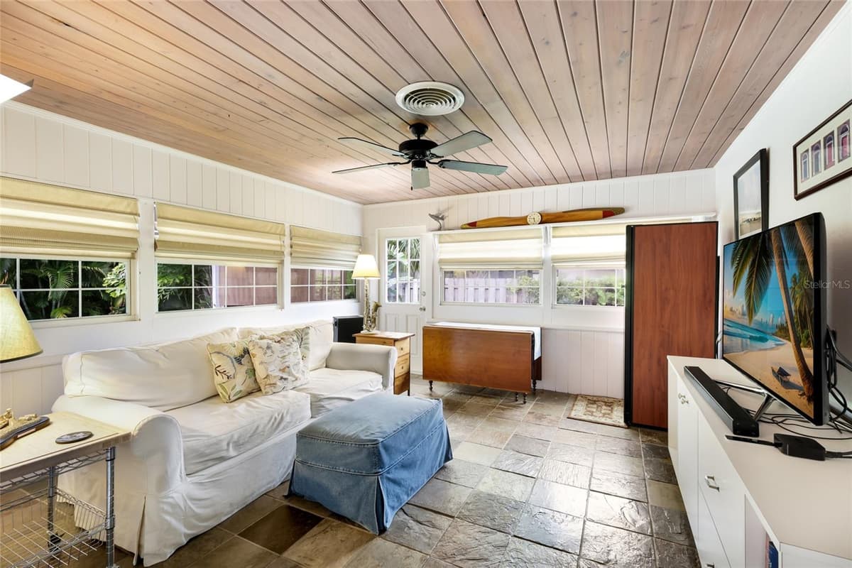 2070 HYDE PARK STREET — photo 14 of 50