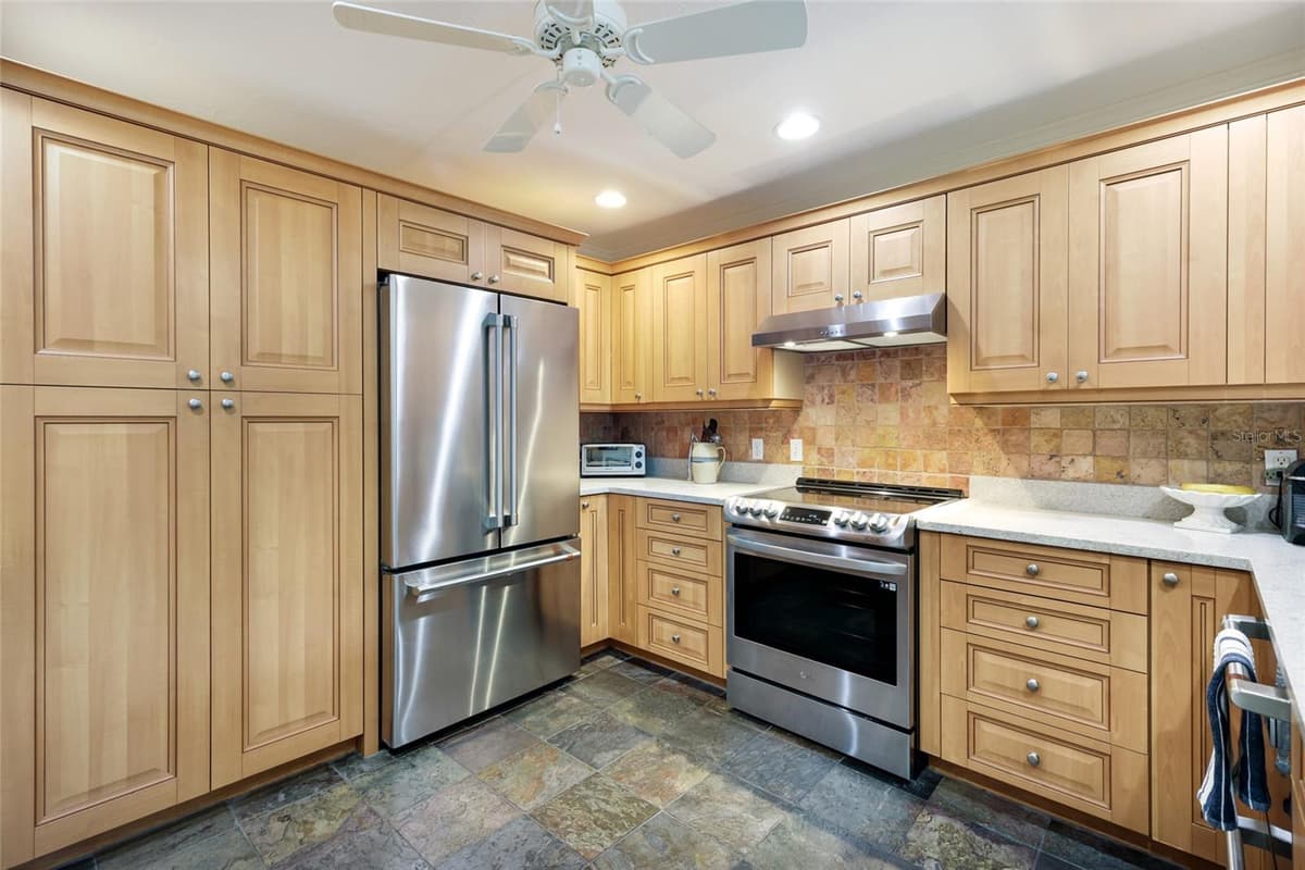 2070 HYDE PARK STREET — photo 18 of 50