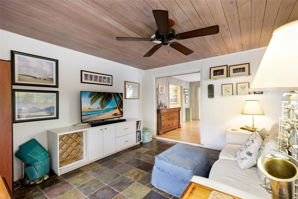 2070 HYDE PARK STREET — photo 15 of 50