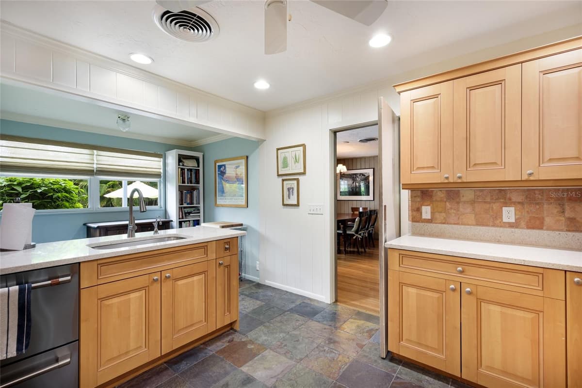 2070 HYDE PARK STREET — photo 19 of 50