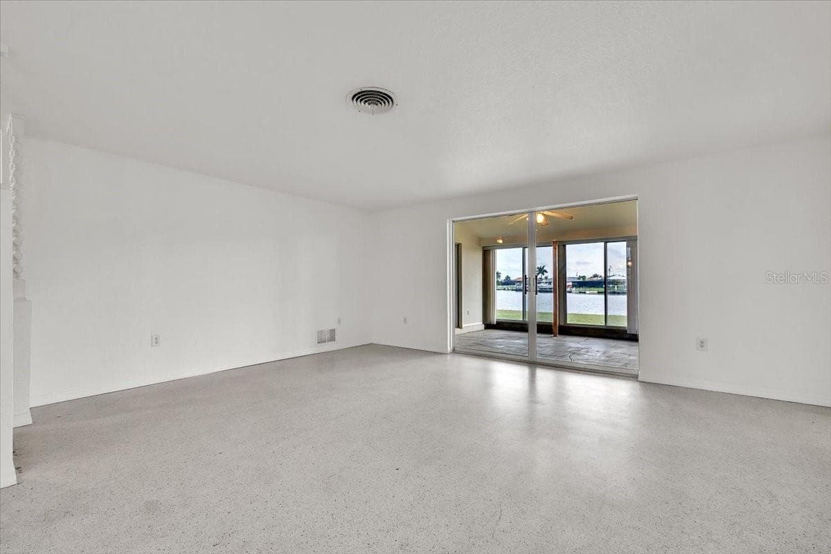 3395 PINETREE STREET — photo 6 of 39