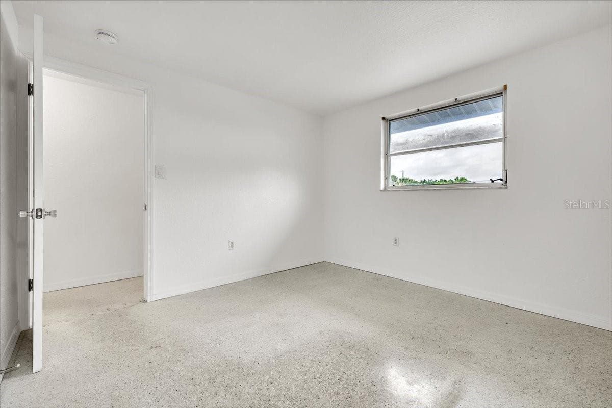 3395 PINETREE STREET — photo 16 of 39