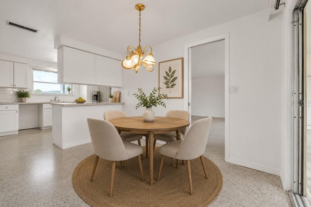 3395 PINETREE STREET — photo 10 of 39