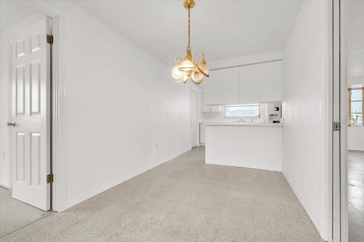 3395 PINETREE STREET — photo 12 of 39