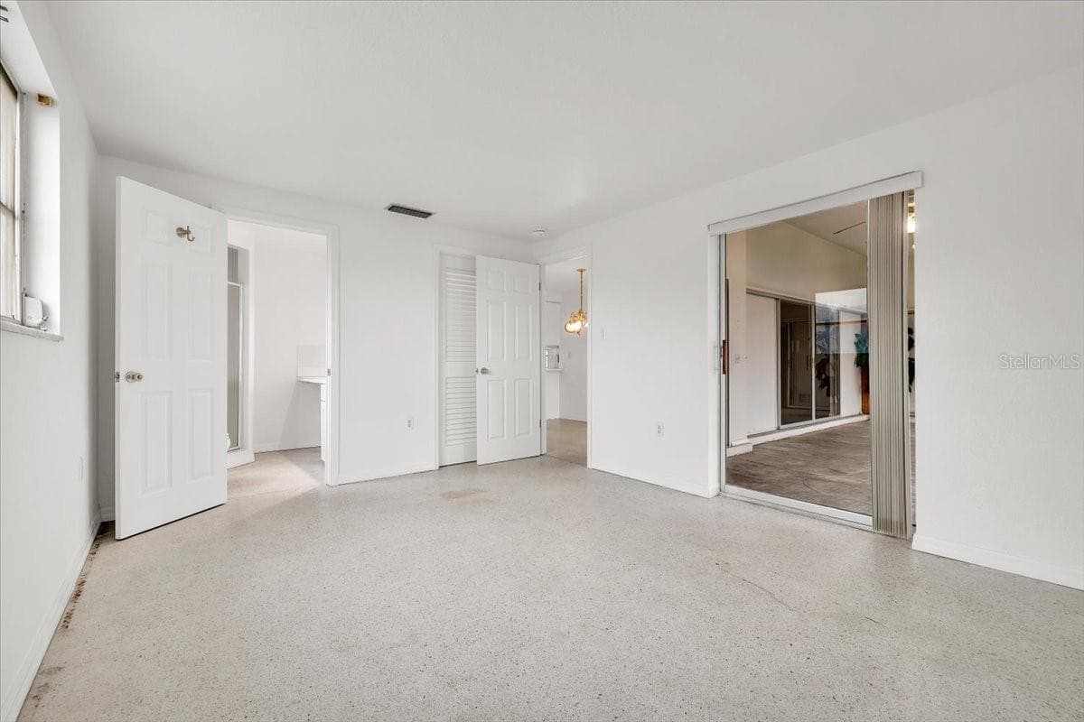 3395 PINETREE STREET — photo 14 of 39