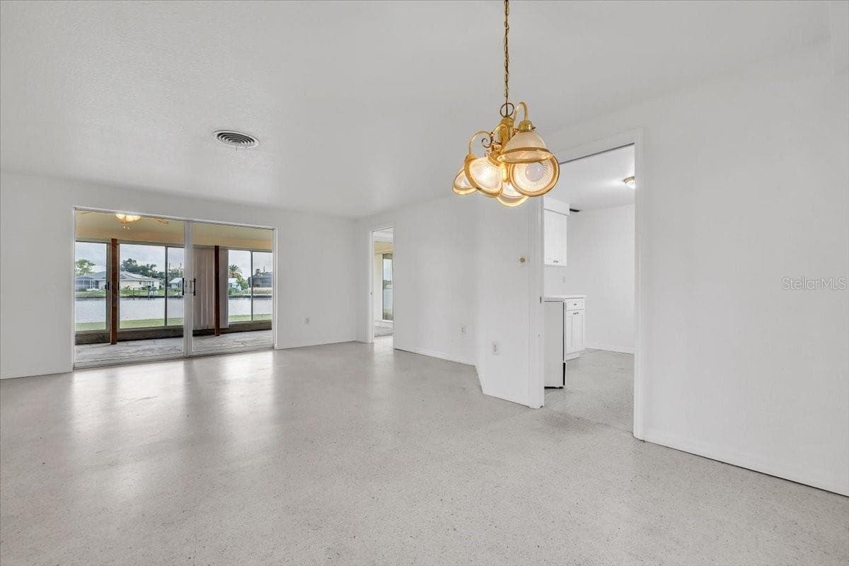 3395 PINETREE STREET — photo 7 of 39