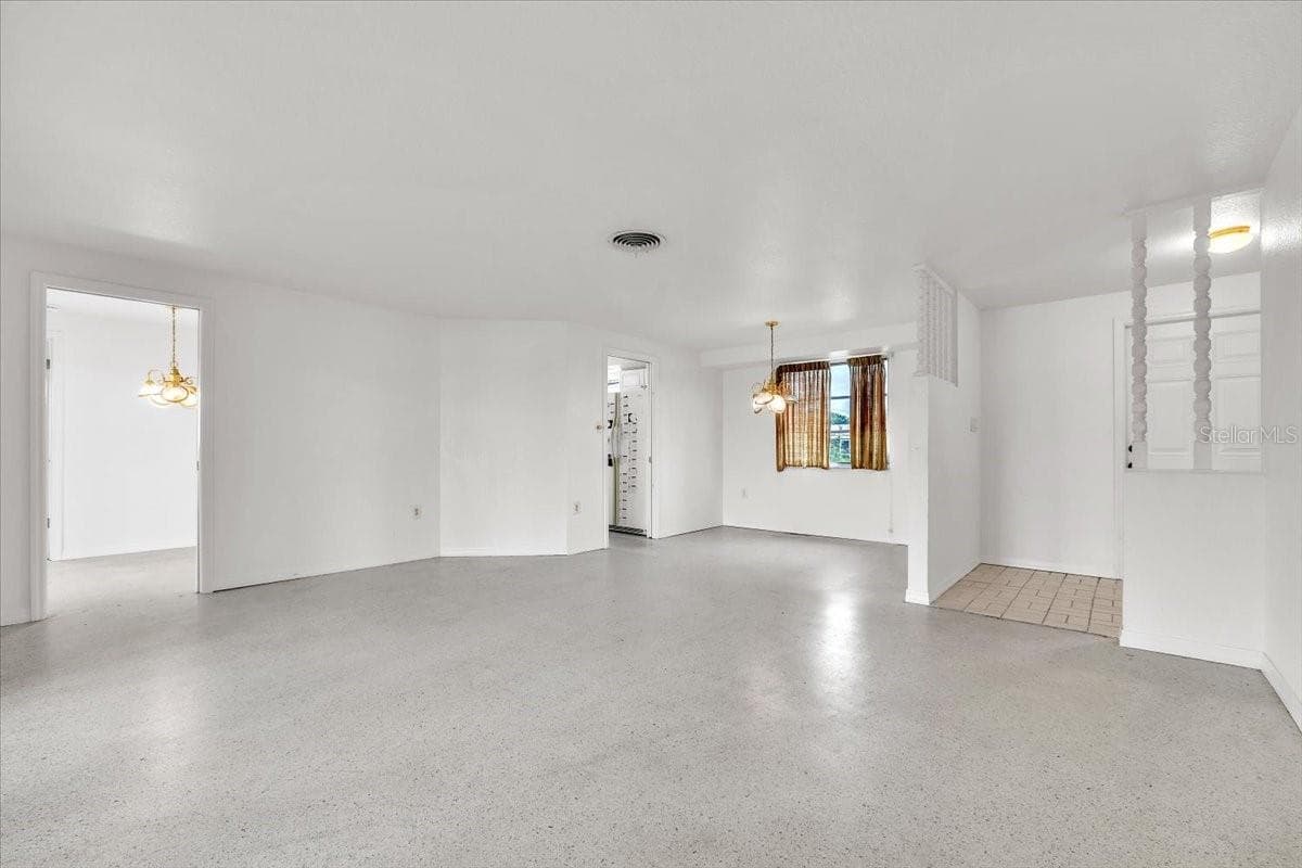 3395 PINETREE STREET — photo 5 of 39