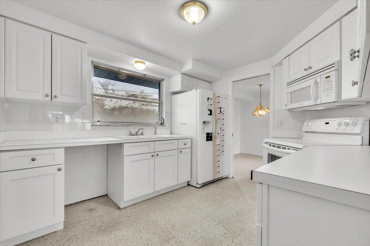 3395 PINETREE STREET — photo 9 of 39