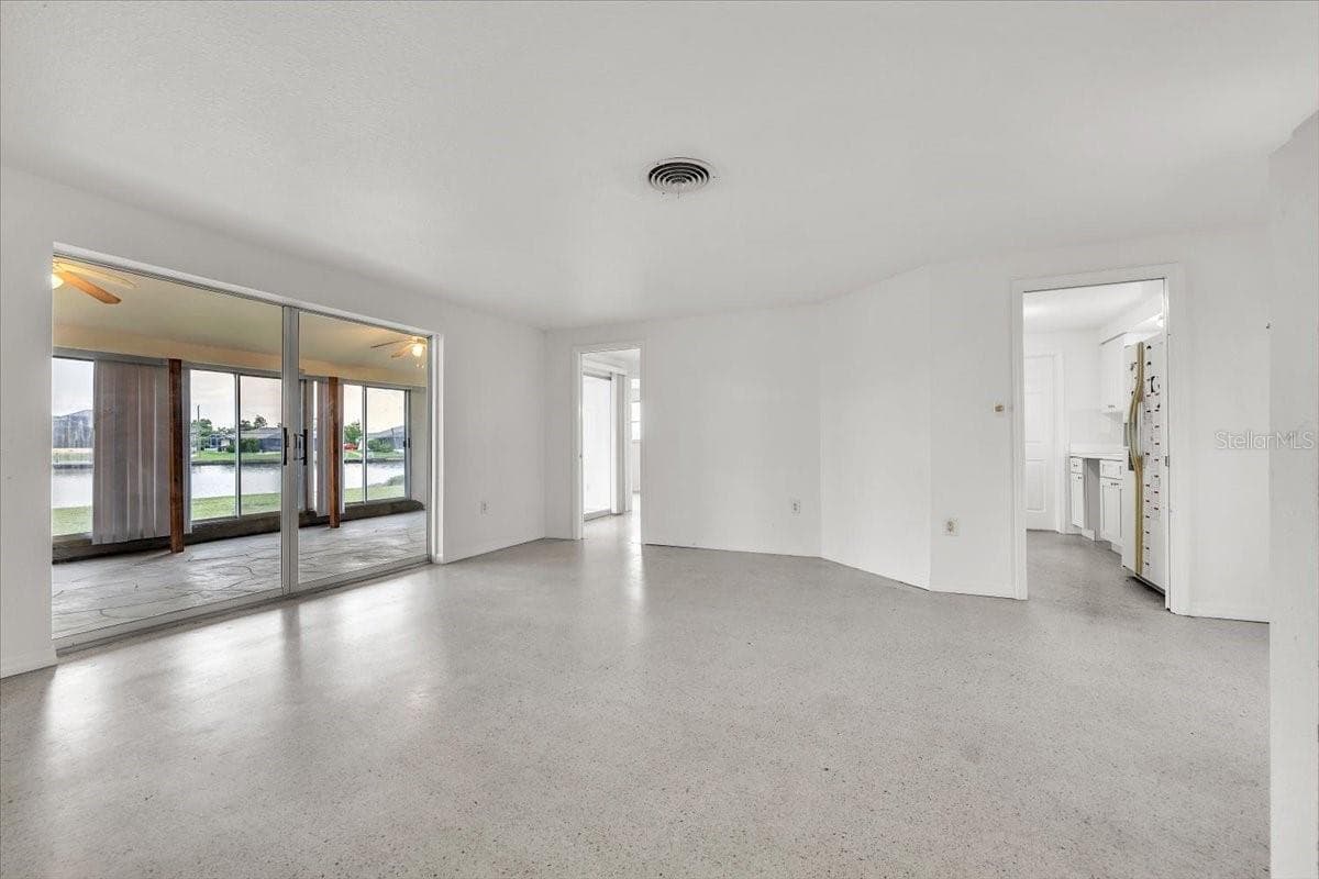 3395 PINETREE STREET — photo 4 of 39