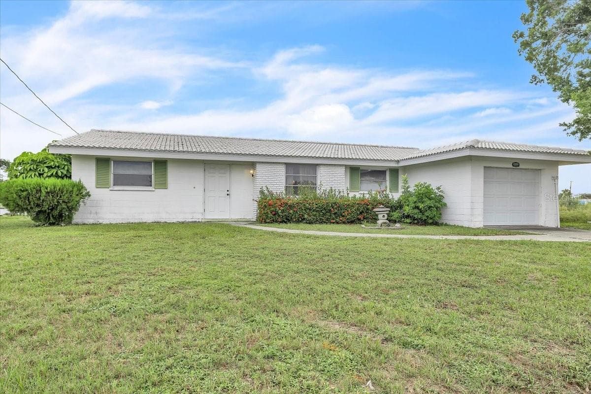 3395 PINETREE STREET — photo 1 of 39