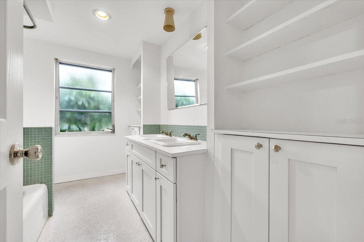 3395 PINETREE STREET — photo 18 of 39
