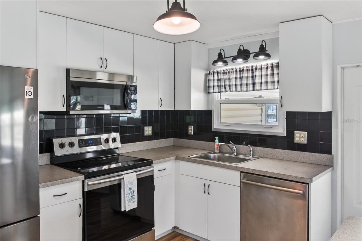 808 GREEN CIRCLE — photo 16 of 67