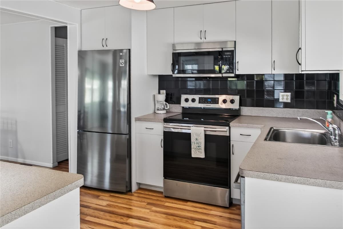 808 GREEN CIRCLE — photo 17 of 67