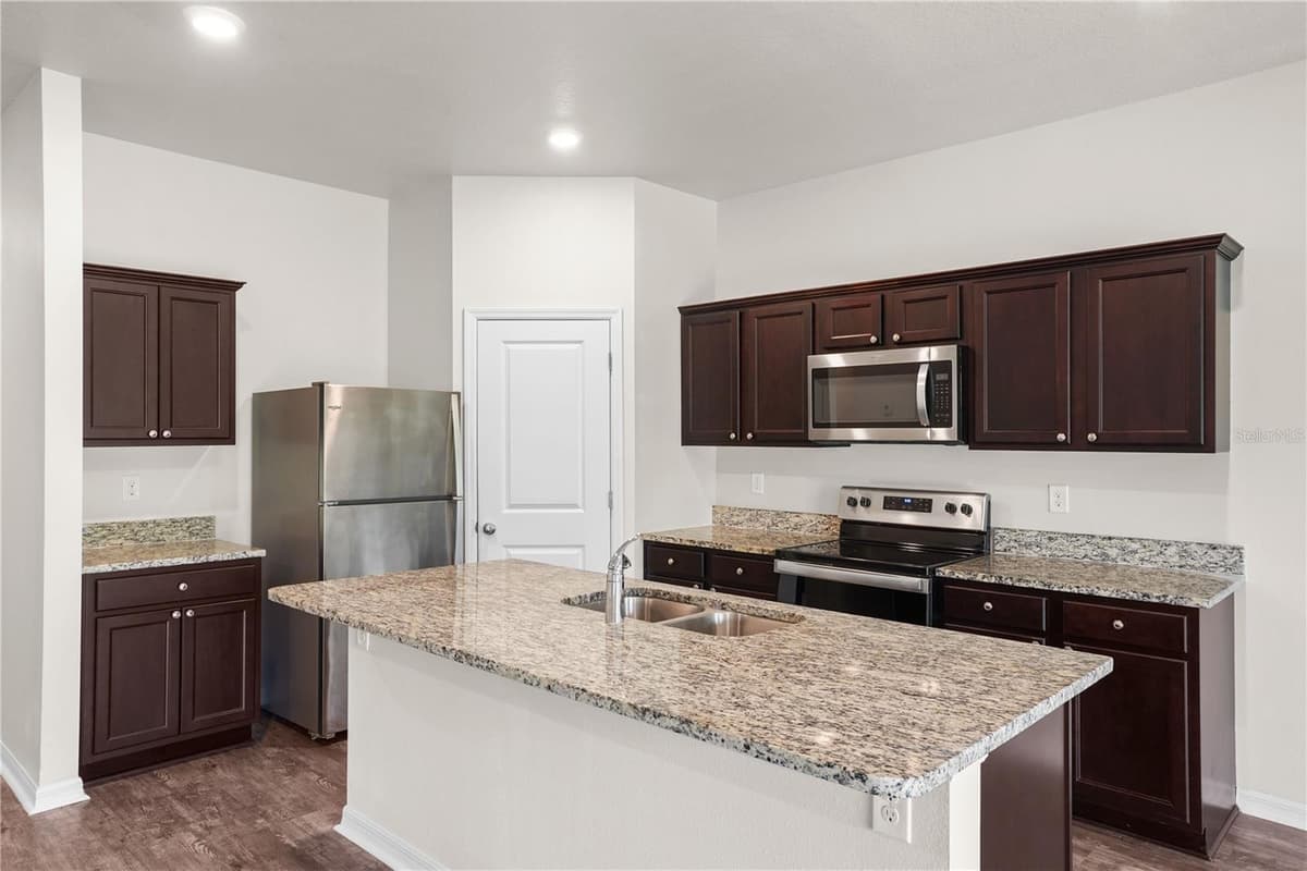3004 NEVERLAND DRIVE — photo 10 of 38