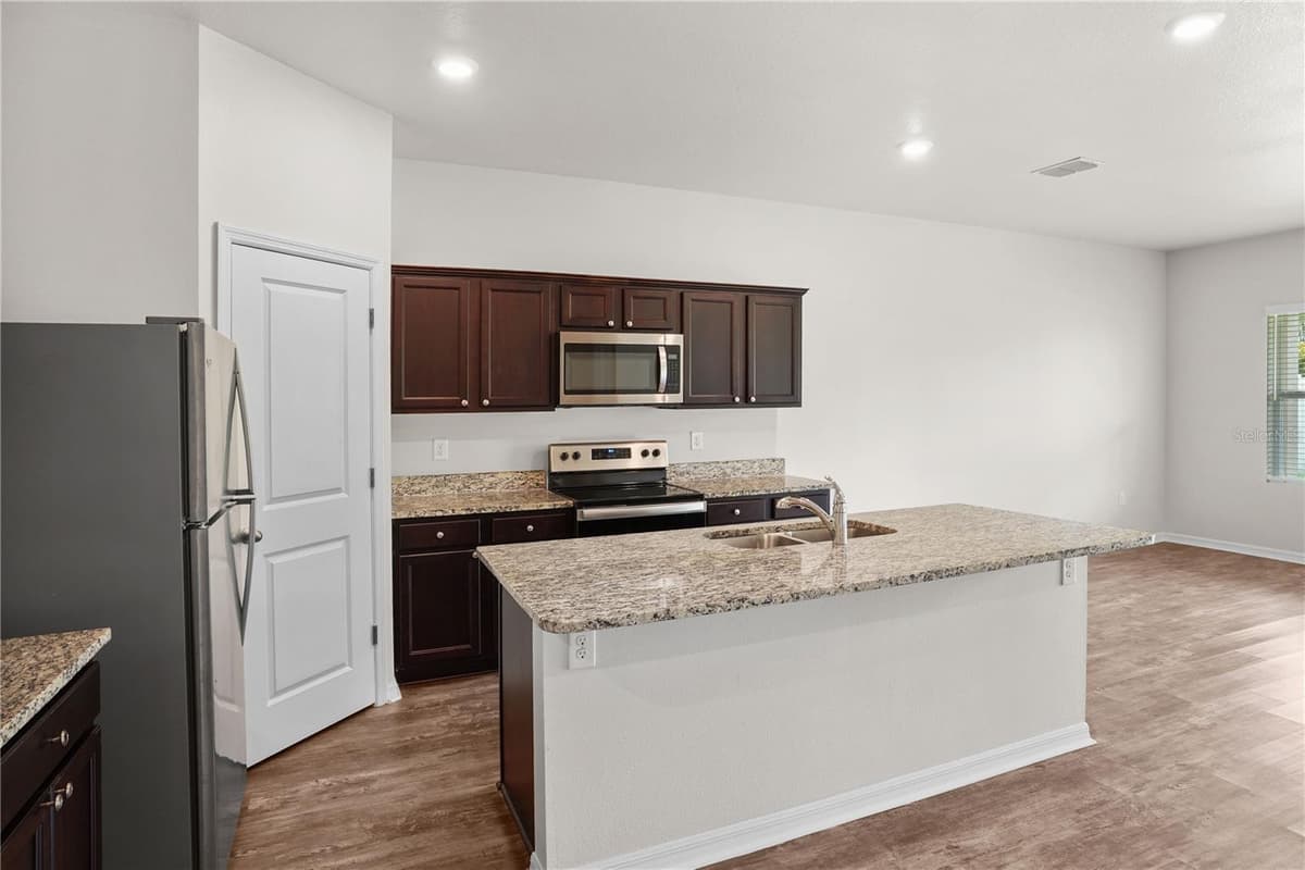 3004 NEVERLAND DRIVE — photo 11 of 38
