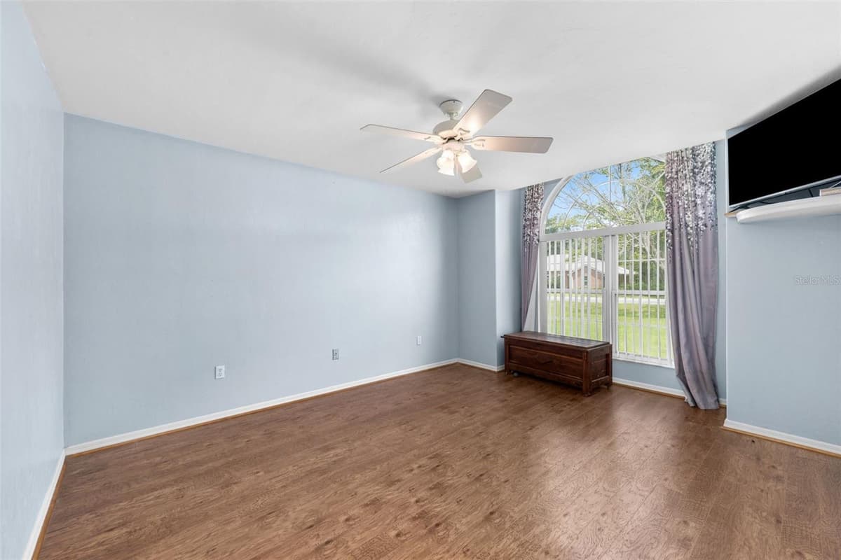 200 CHARLOTTE GLEN — photo 12 of 34