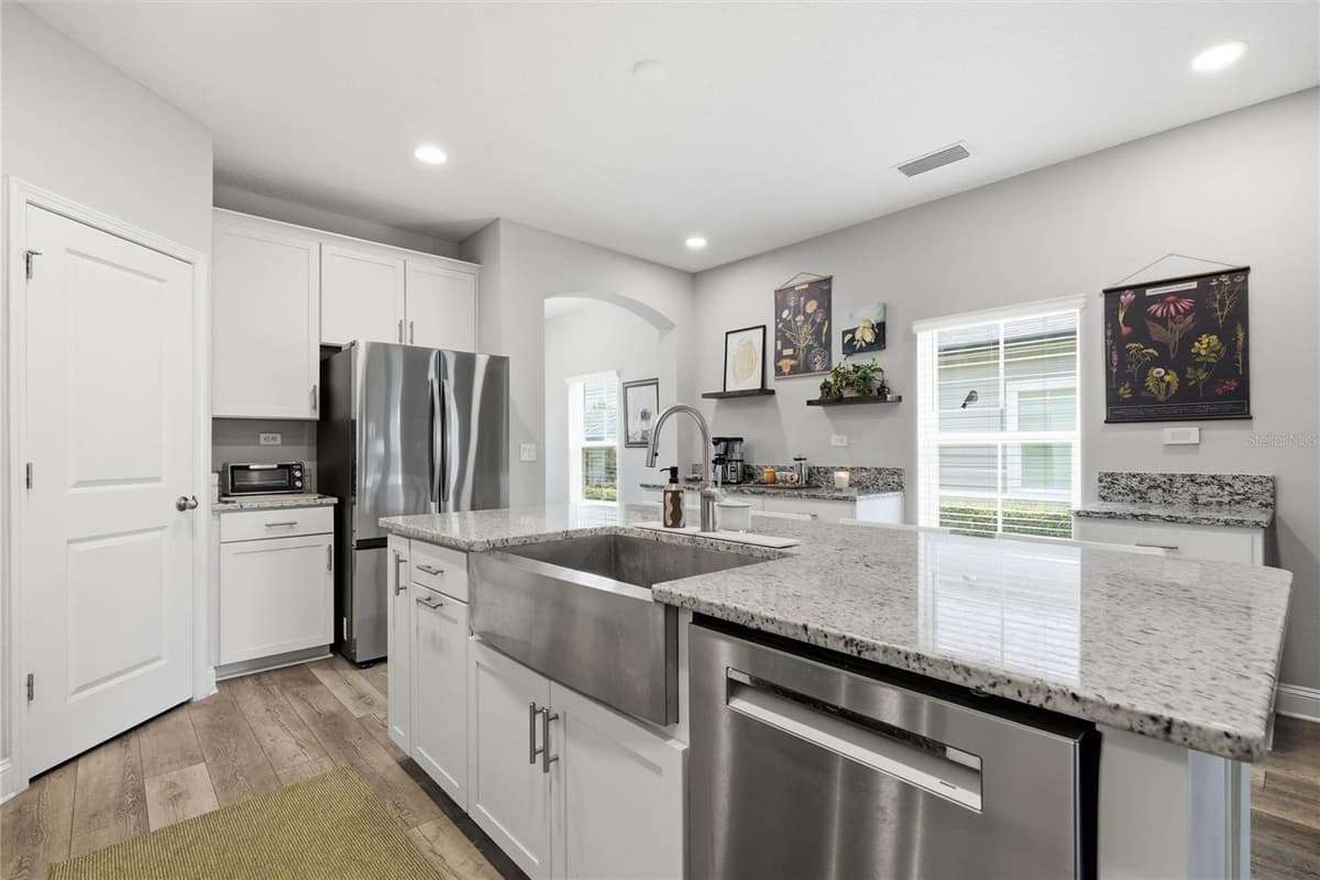 98 FERNDALE WAY — photo 8 of 44