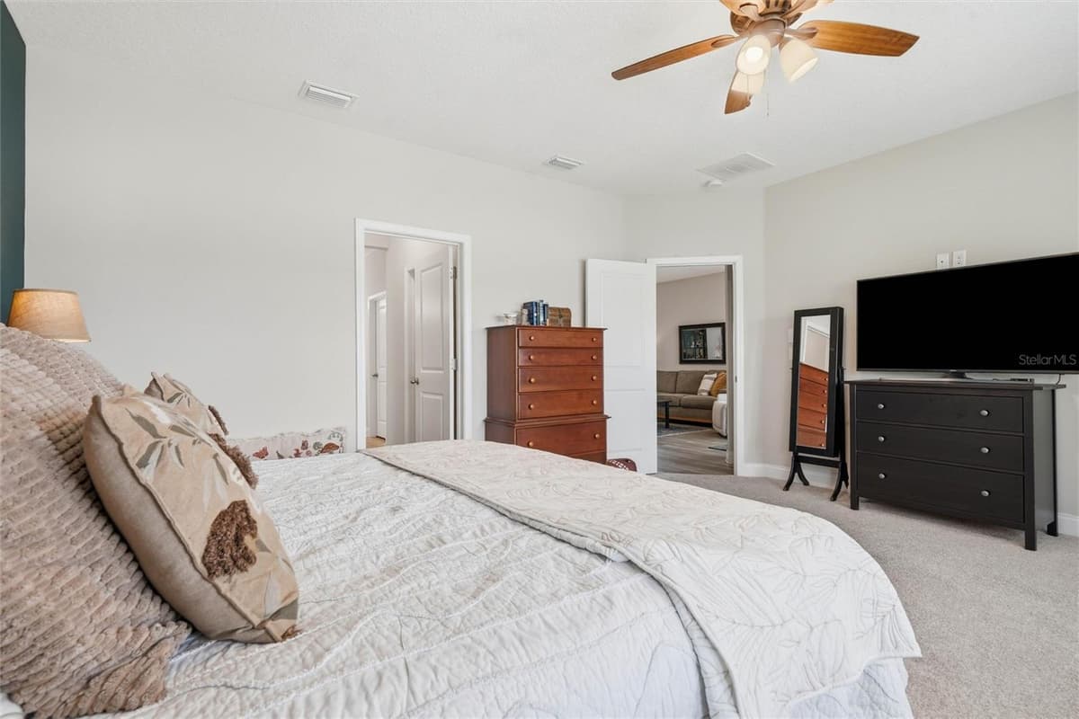 98 FERNDALE WAY — photo 15 of 44