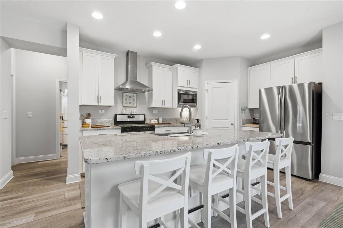 98 FERNDALE WAY — photo 6 of 44
