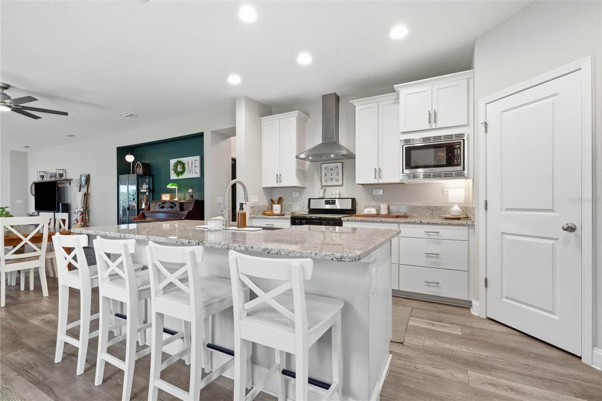 98 FERNDALE WAY — photo 7 of 44