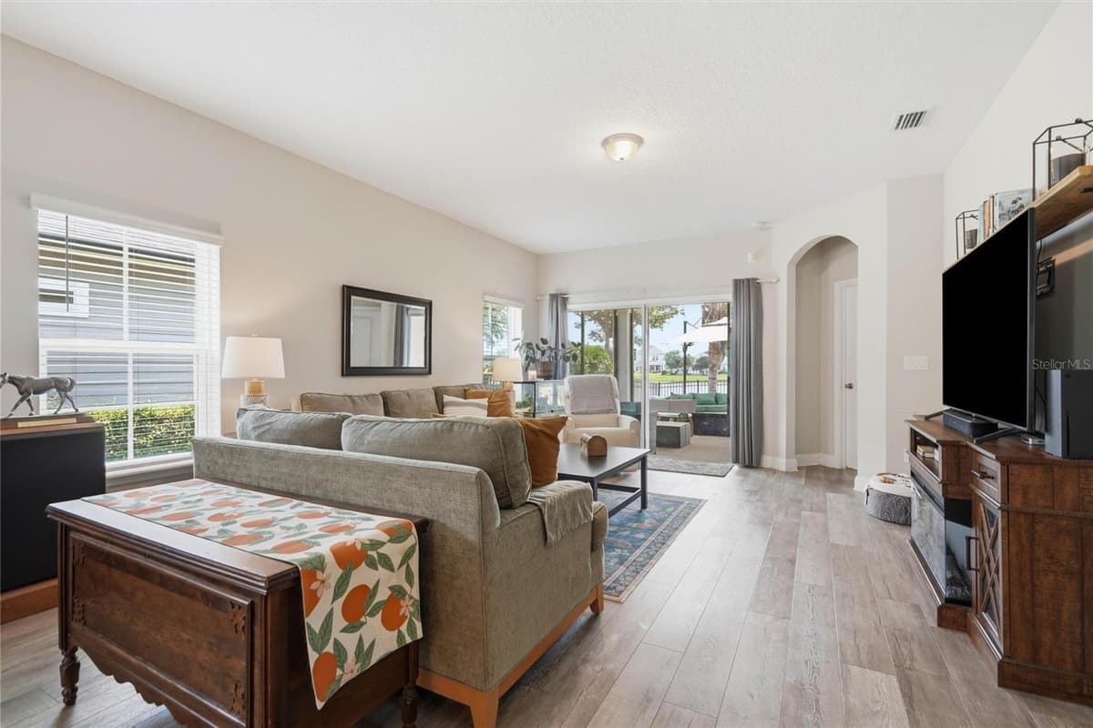 98 FERNDALE WAY — photo 11 of 44