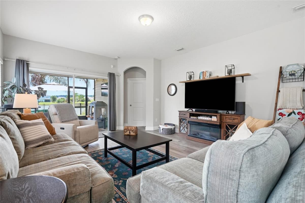 98 FERNDALE WAY — photo 12 of 44
