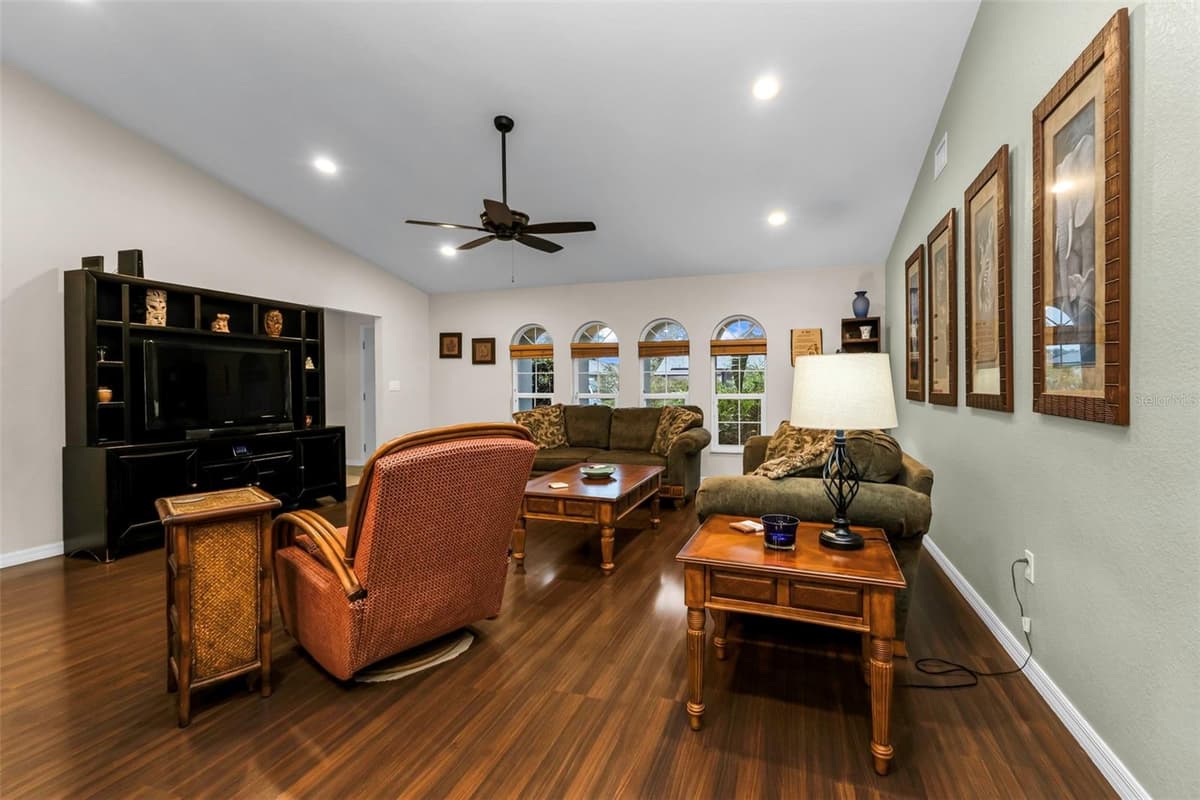 73 MANIZAKS AVENUE — photo 7 of 26