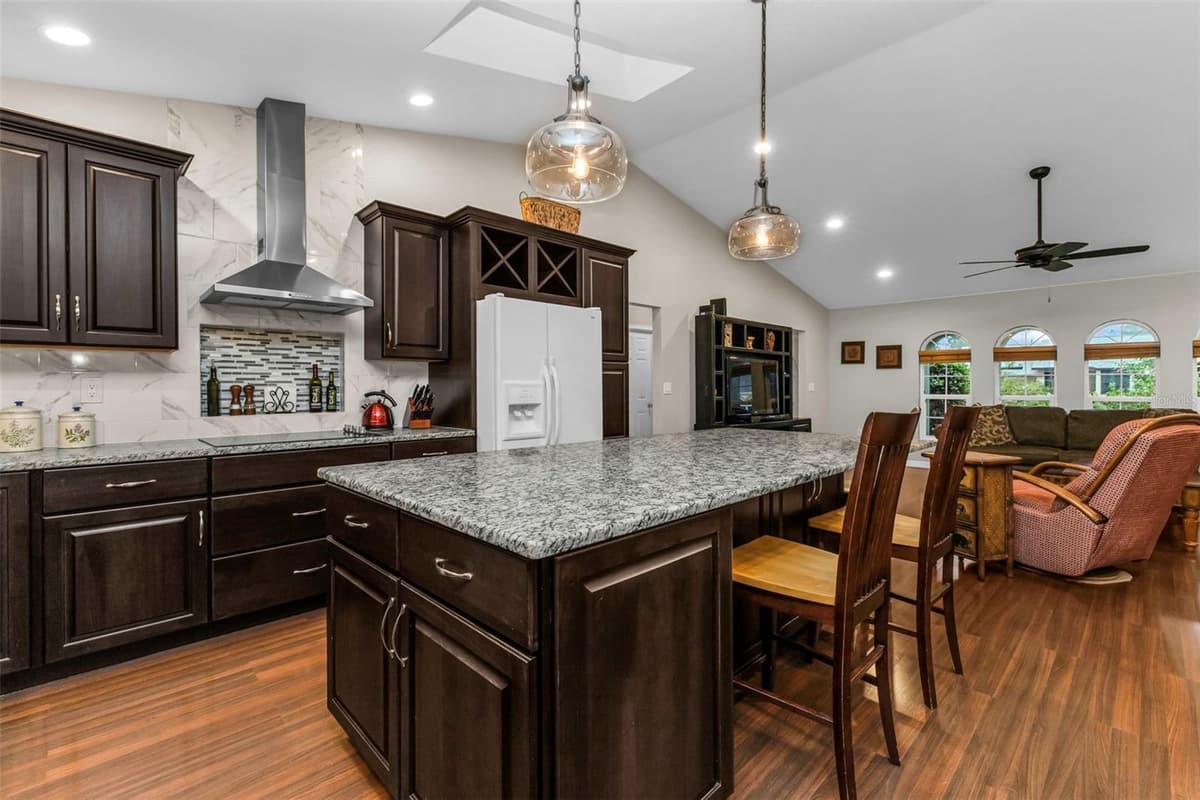 73 MANIZAKS AVENUE — photo 14 of 26