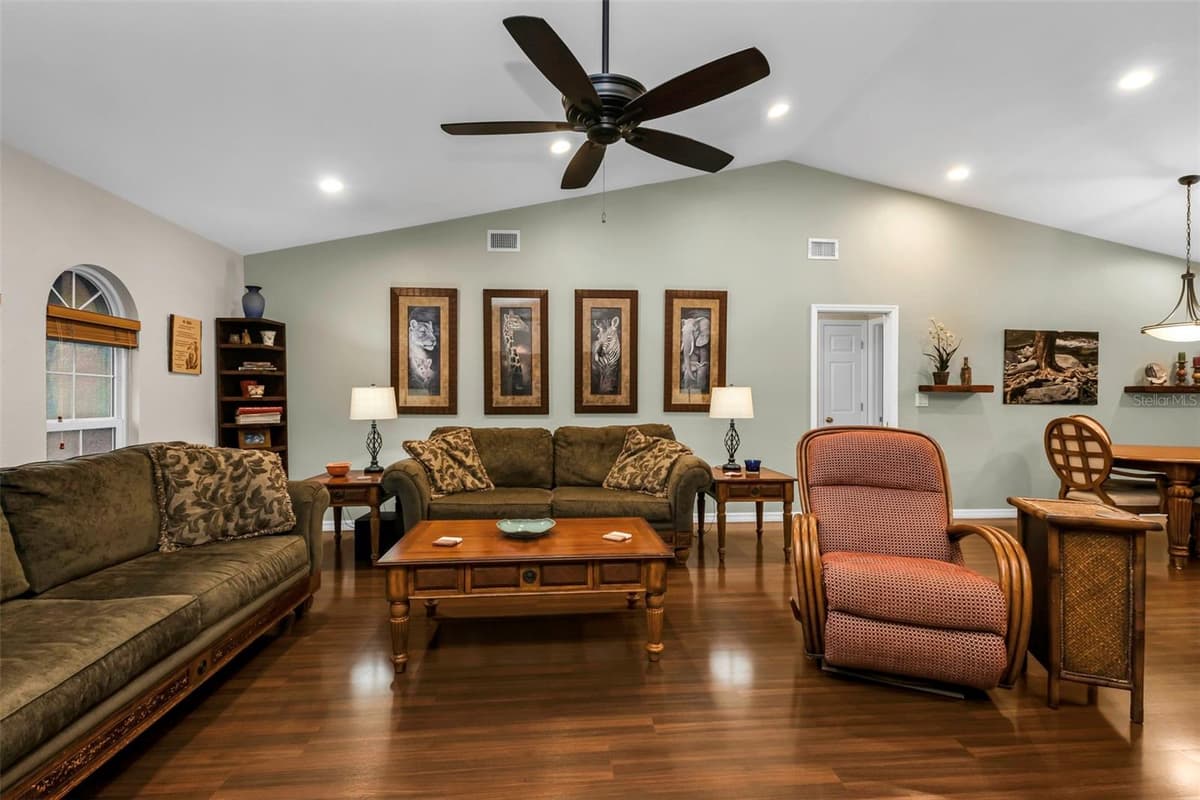 73 MANIZAKS AVENUE — photo 8 of 26