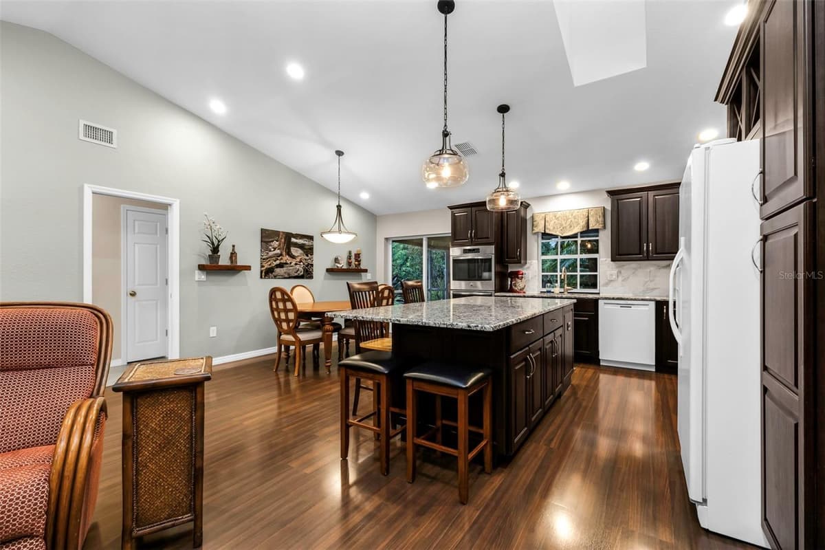 73 MANIZAKS AVENUE — photo 13 of 26