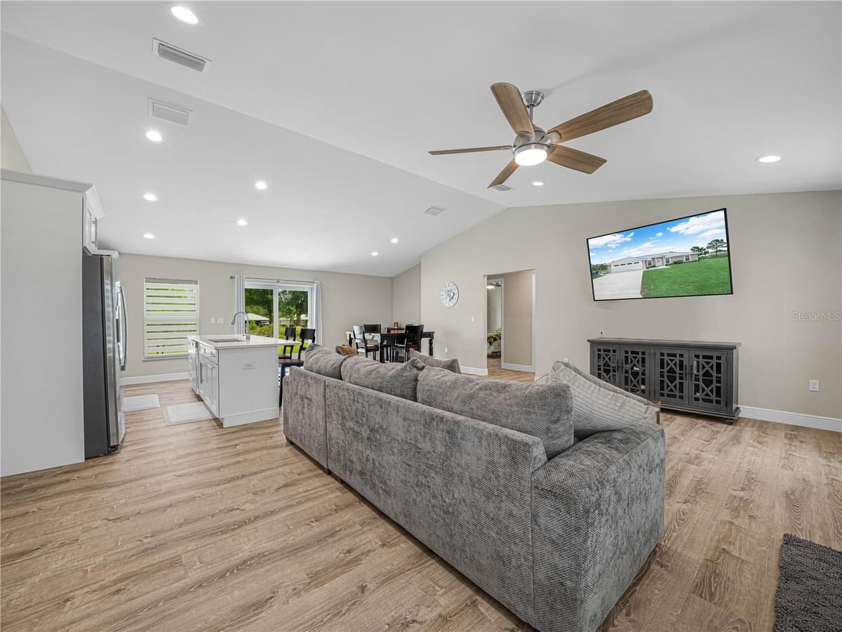 270 LINCOLN ROAD — photo 3 of 23