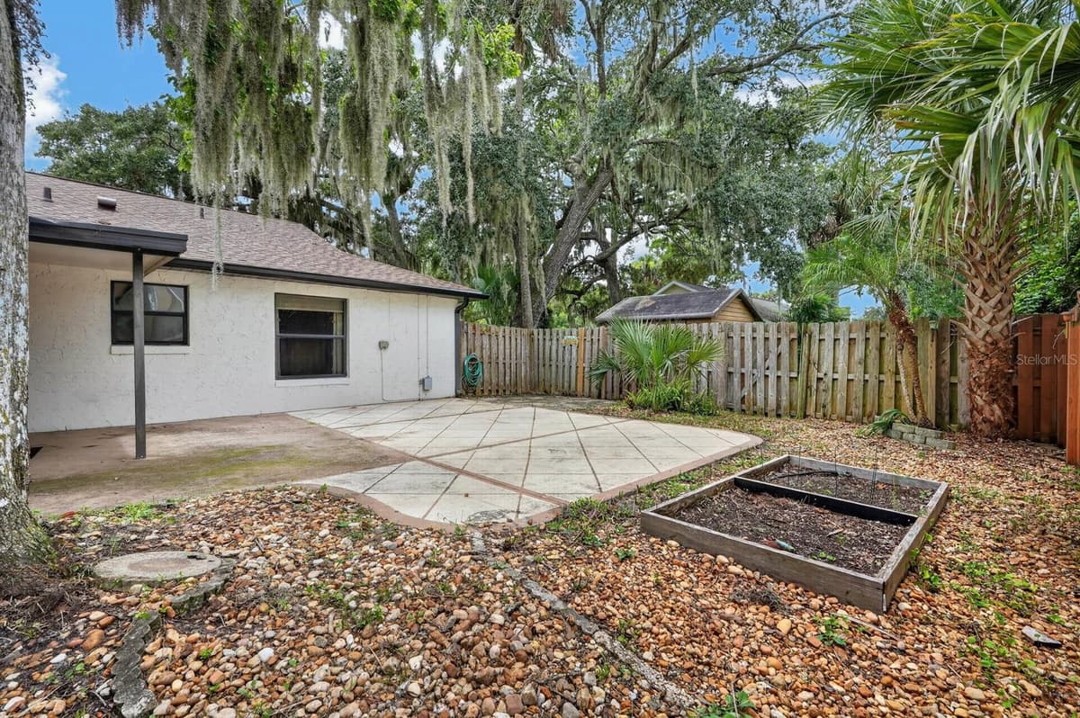 475 WOODSTOCK DRIVE — photo 34 of 45