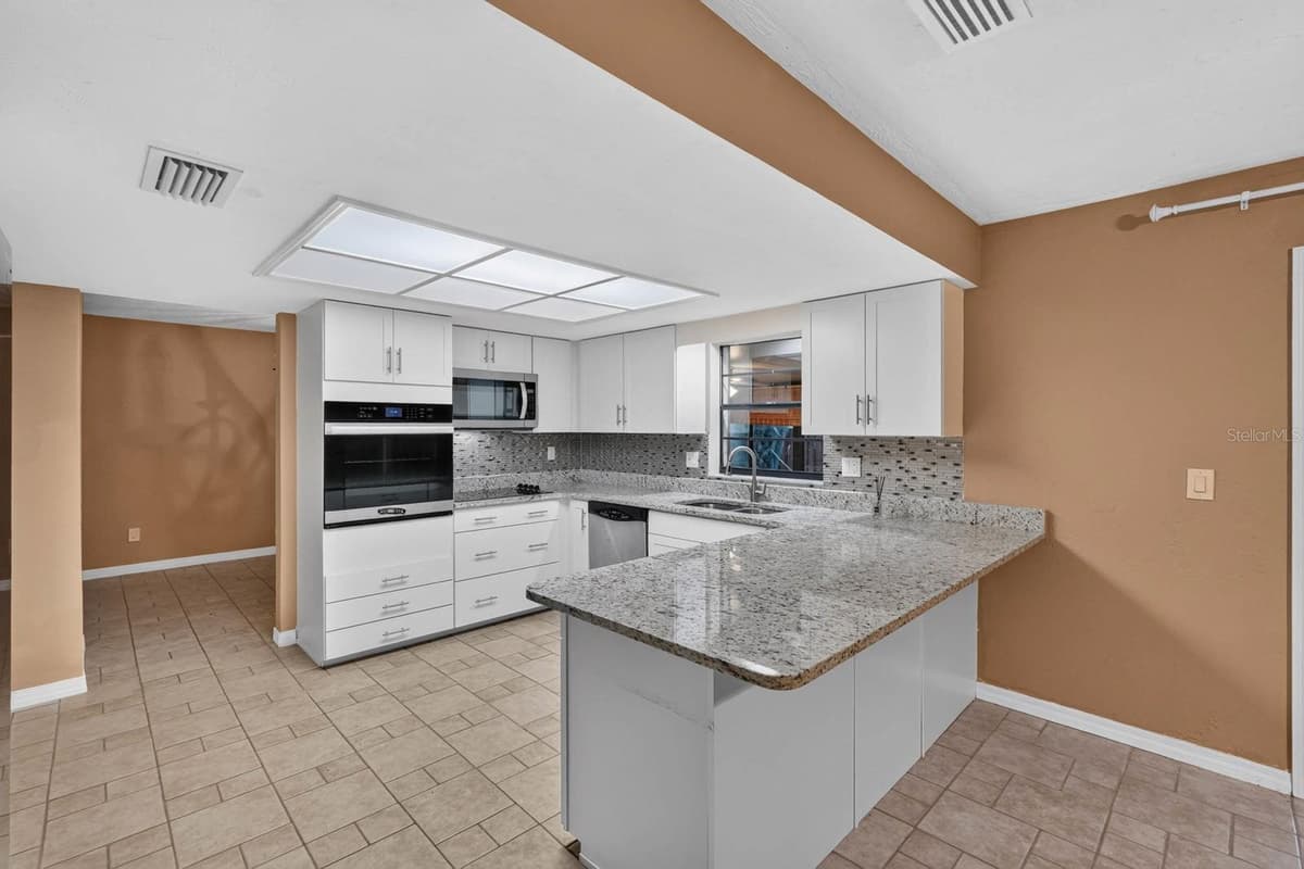 475 WOODSTOCK DRIVE — photo 13 of 45