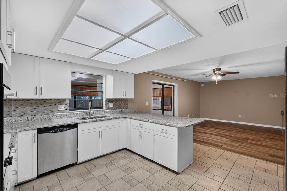 475 WOODSTOCK DRIVE — photo 10 of 45
