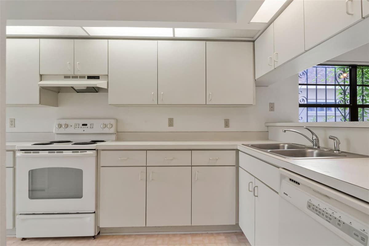 10913 FENWAY GLEN COURT — photo 7 of 27