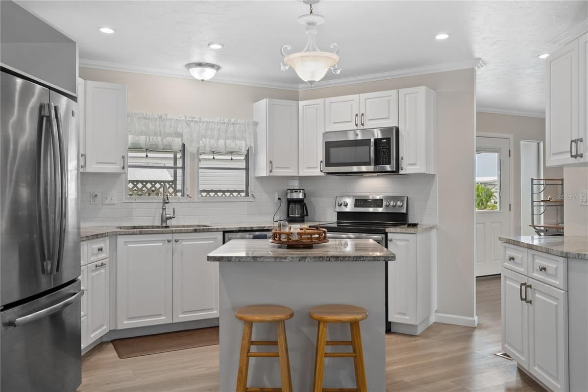 808 53RD AVENUE — photo 7 of 32
